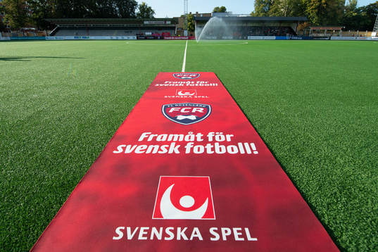 En matta från Svenska Spel på gräset