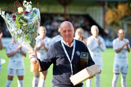 Rosengårds f.d. klubbchef Erling Nilsson tackas av innan