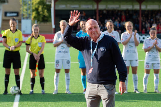 Rosengårds f.d. klubbchef Erling Nilsson tackas av innan