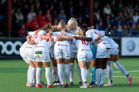 Rosengårds spelare laddar innan fotbollsmatchen i