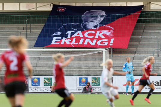 En banderoll på läktaren med tack till avgående