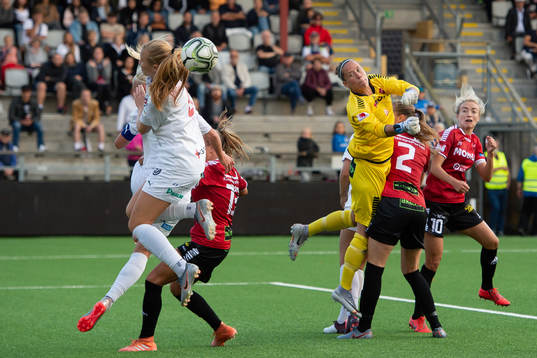 Rosengårds Glodis Perla Viggosdottir nickar bollen bakom