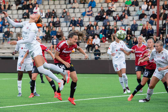 Rosengårds Sanne Troelsgaard nickar bollen till Lisa-Marie