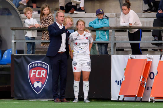 Rosengårds Anna Anvegård gör sig redo att bytas in