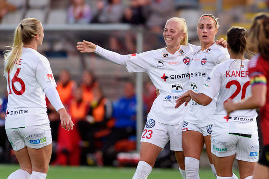 Rosengårds Sofie Svava och Sanne Troelsgaard jublar