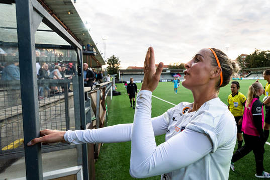 Rosengårds Sanne Troelsgaard ger en slängkyss till