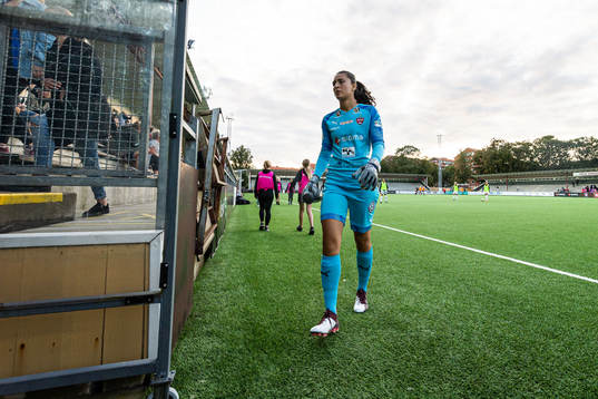 Rosengårds målvakt Zecira Musovic lämnar planen i halvlek