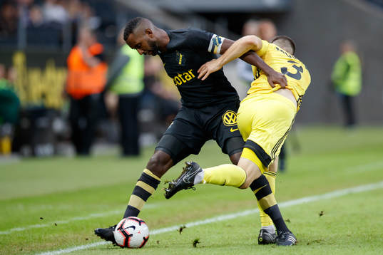 Henok Goitom of AIK and Mateo Muzek of Sheriff Tiraspol
