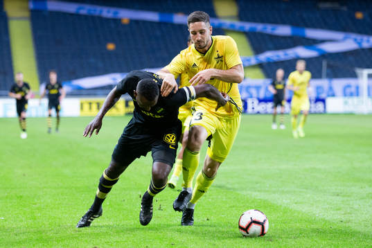 Henok Goitom of AIK and Mateo Muzek of Sheriff Tiraspol