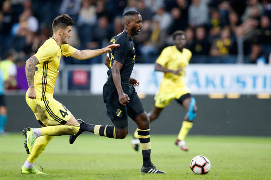 Andrej Lukic of Sheriff Tiraspol and Henok Goitom of AIK