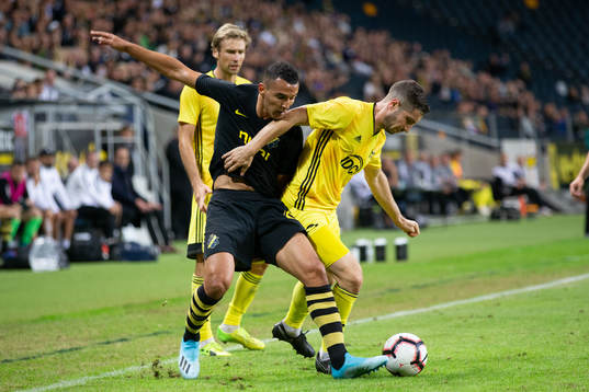 Nabil Bahoui of AIK and Mateo Muzek of Sheriff Tiraspol