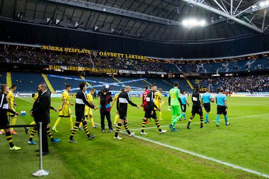 The players enter the pitch