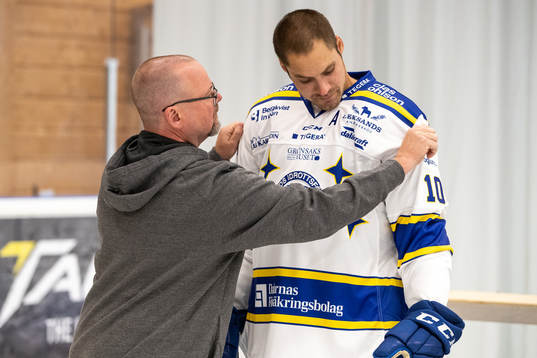 Johan Fransson, Leksand,  får hjälp med tröjan av