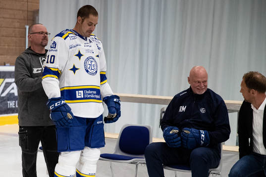 Johan Fransson, Leksand,  får hjälp med tröjan av