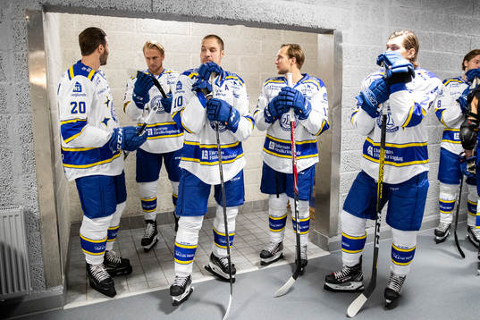 Leksands IF spelare väntar på lagfotografering