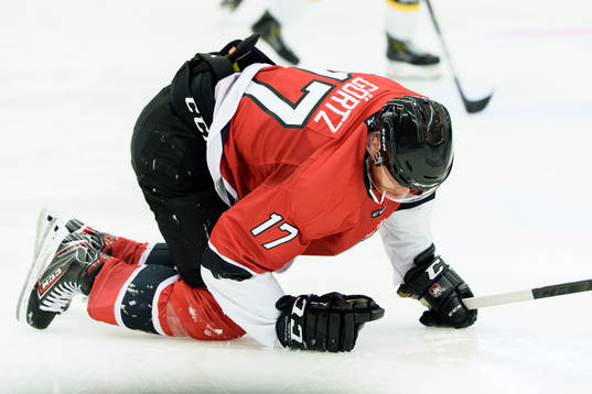 Malmö Redhawks Max Görtz sitter på isen