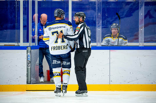 s Linus Fröberg utvisas