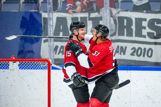 Malmö Redhawks Axel Wemmenborn och Emil Sylvegård jublar