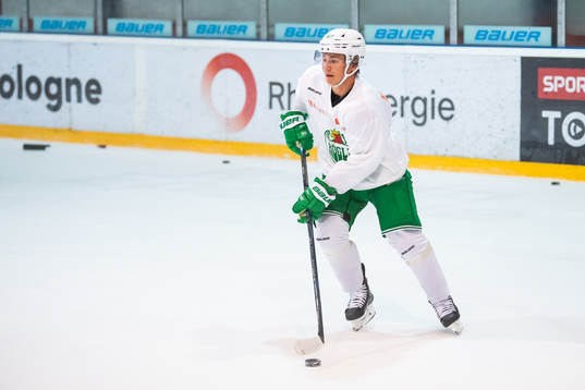 Leon Bristedt på en träning med ishockeylaget Rögle