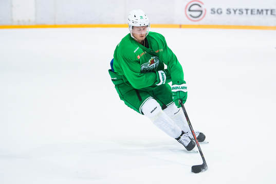 Jakob Ragnarsson på en träning med ishockeylaget Rögle