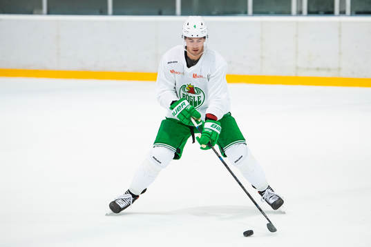 Kodie Curran på en träning med ishockeylaget Rögle