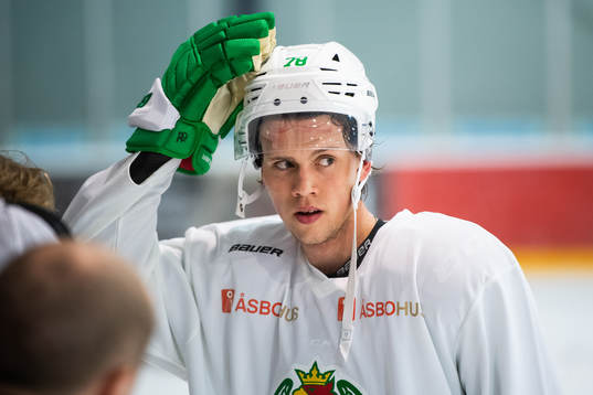 Dominik Bokk på en träning med ishockeylaget Rögle