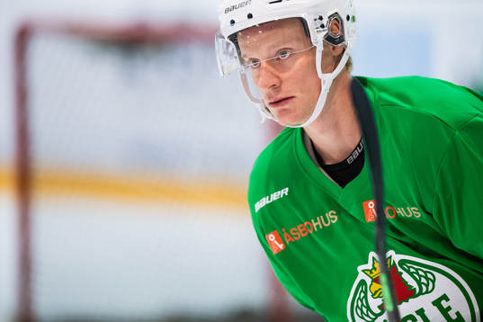 Anton Bengtsson på en träning med ishockeylaget Rögle