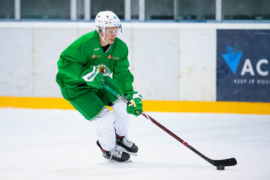 Anton Bengtsson på en träning med ishockeylaget Rögle