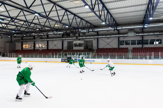 Spelare en träning med ishockeylaget Rögle