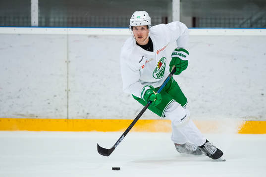 Niklas Hansson på en träning med ishockeylaget Rögle