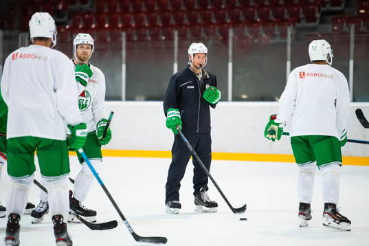 Tränare Cam Abbott på en träning med ishockeylaget Rögle