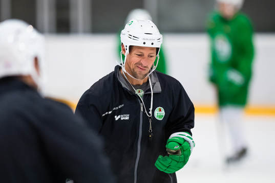 Tränare Cam Abbott på en träning med ishockeylaget Rögle