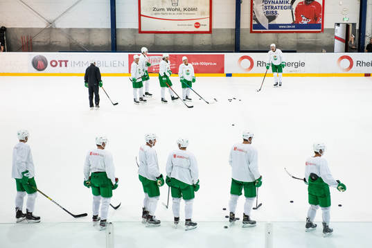 Spelare en träning med ishockeylaget Rögle