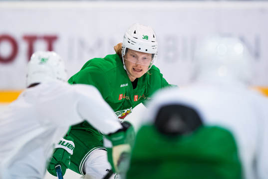 Erik Andersson på en träning med ishockeylaget Rögle
