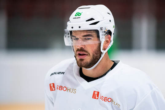 Eric Gelinas på en träning med ishockeylaget Rögle