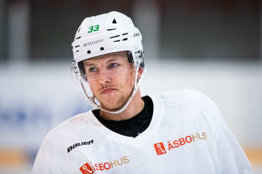Niklas Hansson  på en träning med ishockeylaget Rögle