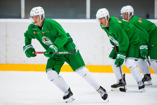 Jakob Bondesson på en träning med ishockeylaget Rögle