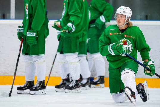 Erik Andersson på en träning med ishockeylaget Rögle