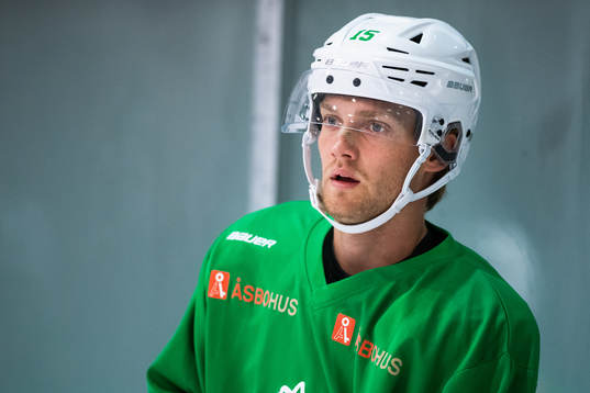 Simon Ryfors på en träning med ishockeylaget Rögle