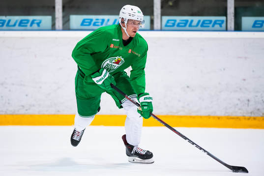 Hampus Gustafsson på en träning med ishockeylaget Rögle