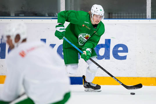Erik Andersson på en träning med ishockeylaget Rögle