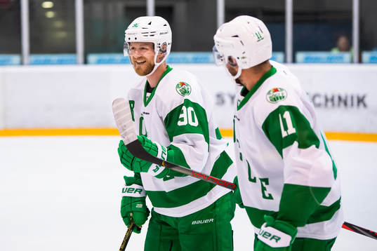 Rögles Ted Brithén jublar med målskytten till 0-1