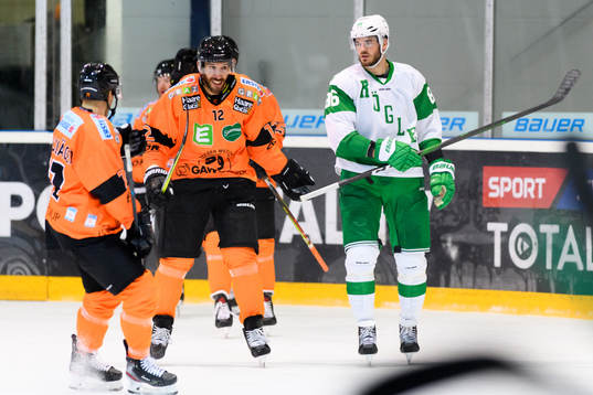 Graz 99ers Dwight King jublar bredvid Rögles Eric Gelinas