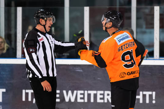Graz 99ers Oliver Setzinger diskuterar med domaren