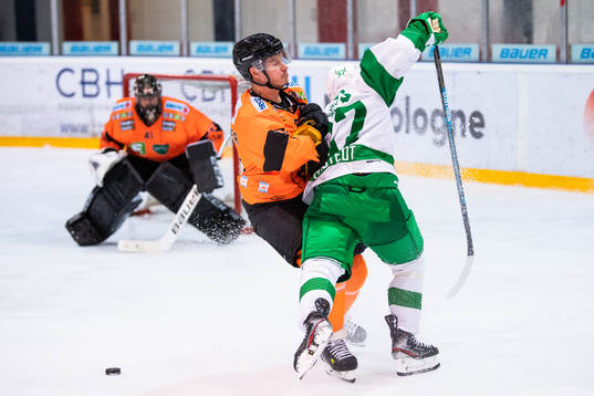 Graz 99ers Oliver Setzinger tacklar Rögles Leon Bristedt