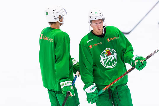 Jakob Ragnarsson på en träning med ishockeylaget Rögle