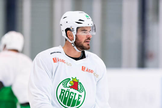 Eric Gelinas på en träning med ishockeylaget Rögle