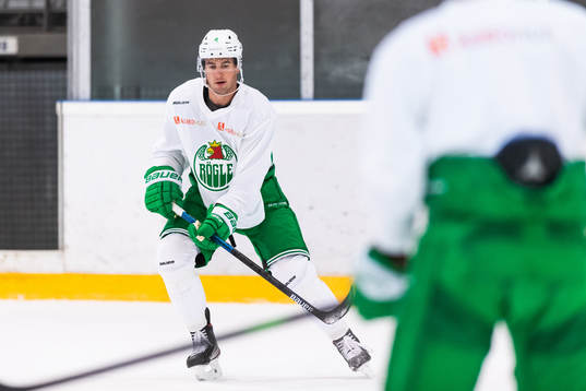 Kodie Curran på en träning med ishockeylaget Rögle
