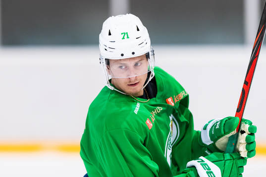 Jakob Ragnarsson på en träning med ishockeylaget Rögle