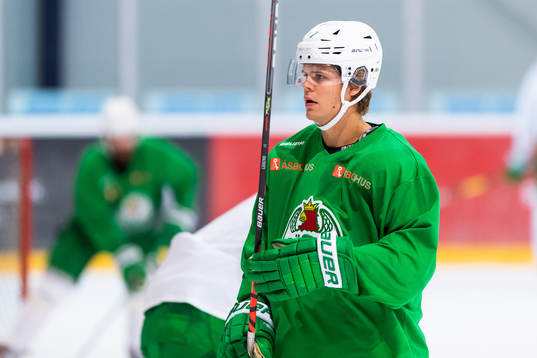 Erlend Lesund på en träning med ishockeylaget Rögle